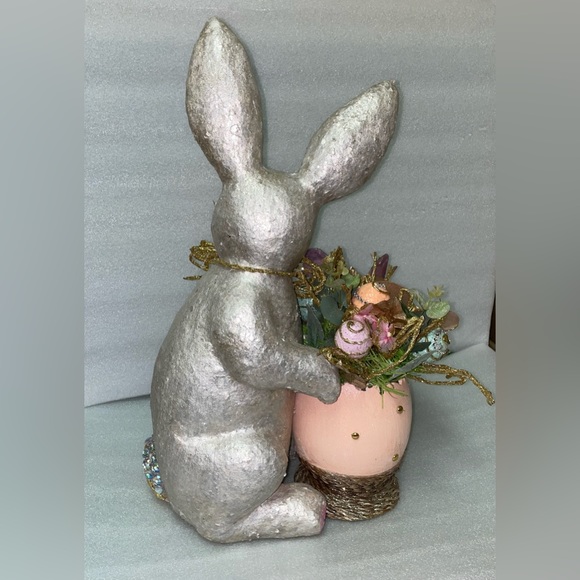 Easter bunny with floral arrangement - Picture 2 of 6